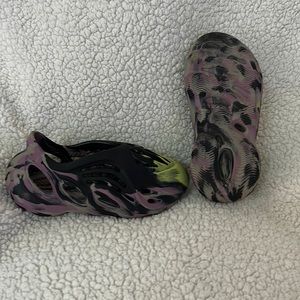 Yeezy Adidas Foam Rnr. Mens Size 6 / Women Size 8. Lightly used (see pics)